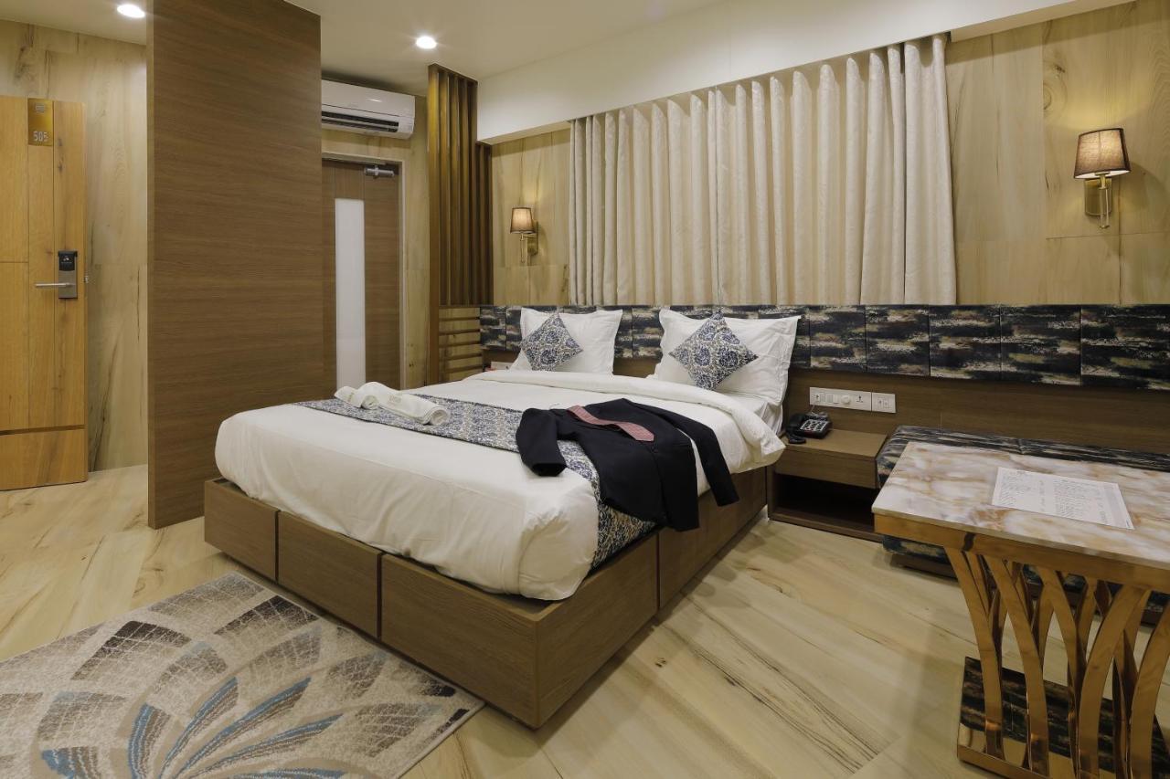 होटल Elysian Residency 3*
