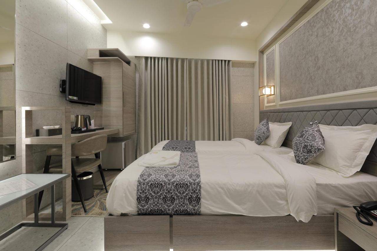 होटल Elysian Residency 3*